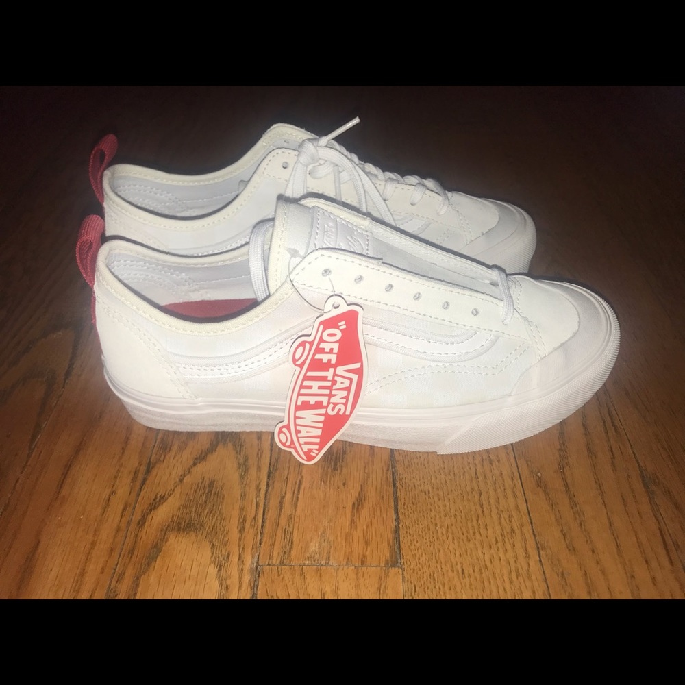 Leila Hurst Decon 36 vans